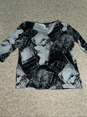 V-Neck Half Sleeve Top in Black & White Pocket Print